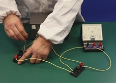 【淘知学堂】人教版九年级物理全册《16.1 练习使用电压表》课程同步实验演示视频